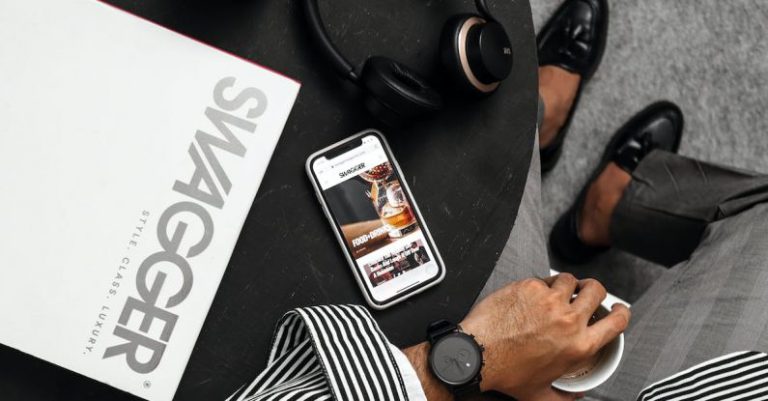 Display Models - Iphone 6 on Black Table