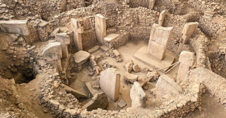 Pre-Built - Ancient roman ruins in the middle of a desert